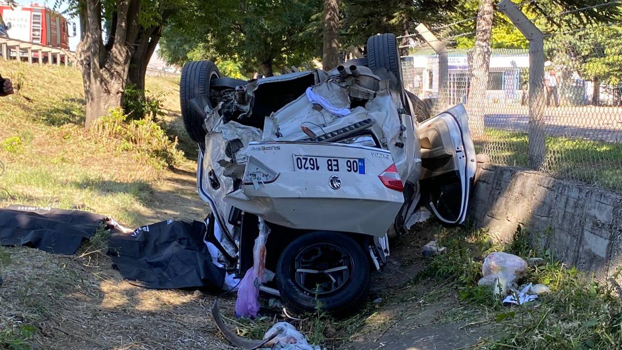 Otomobil Şarampole Devrildi; Anne- Kız Öldü, 4 Yaralı