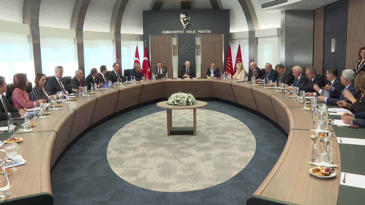 Kemal Kılıçdaroğlu, Chp Genel Merkezi'nde Milletvekilleri İle Bir Araya Geldi