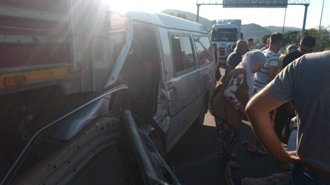 Tarım İşçilerinin Taşındığı Minibüs, Kaza Yapan Kamyona Çarptı: 12 Yaralı