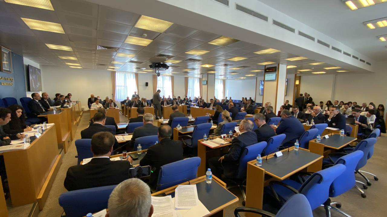 Çalışmayan Emekliye 5 Bin Tl İkramiye Komisyonda Kabul Edildi