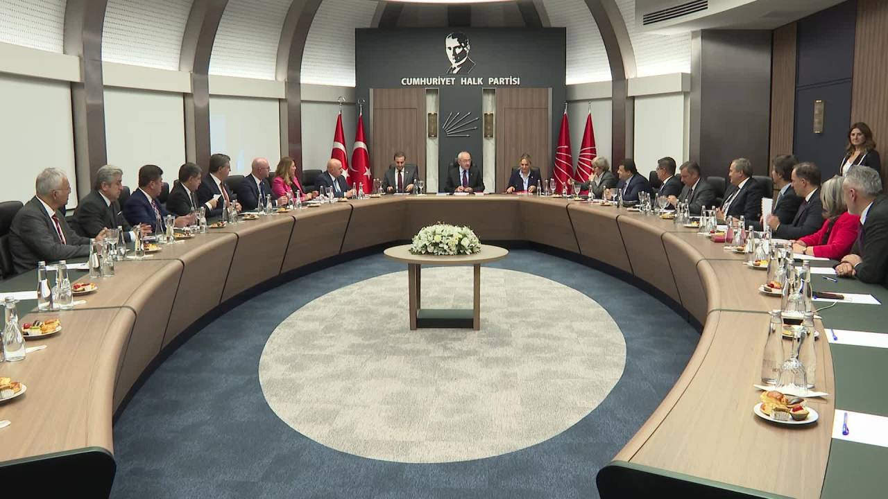 Kılıçdaroğlu, Chp Genel Merkezi’nde Milletvekilleri İle Bir Araya Geldi