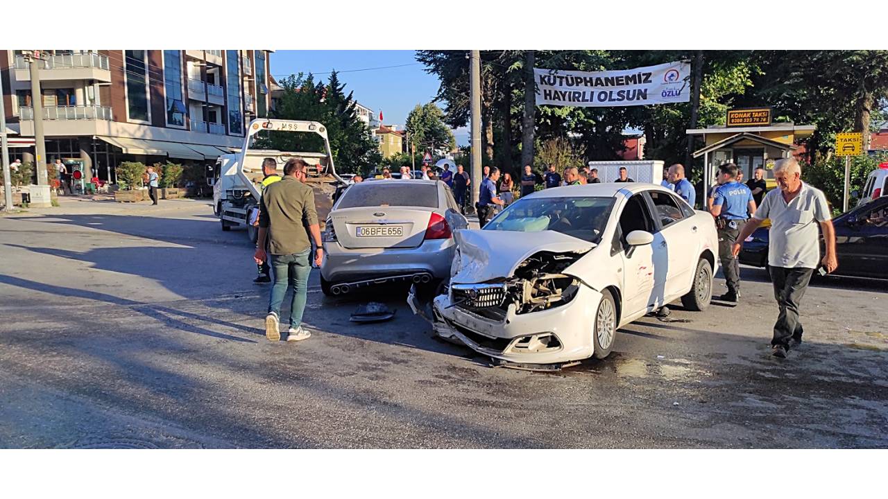Düzce'de İki Otomobilin Çarpıştığı Kaza Kamerada; 4 Yaralı