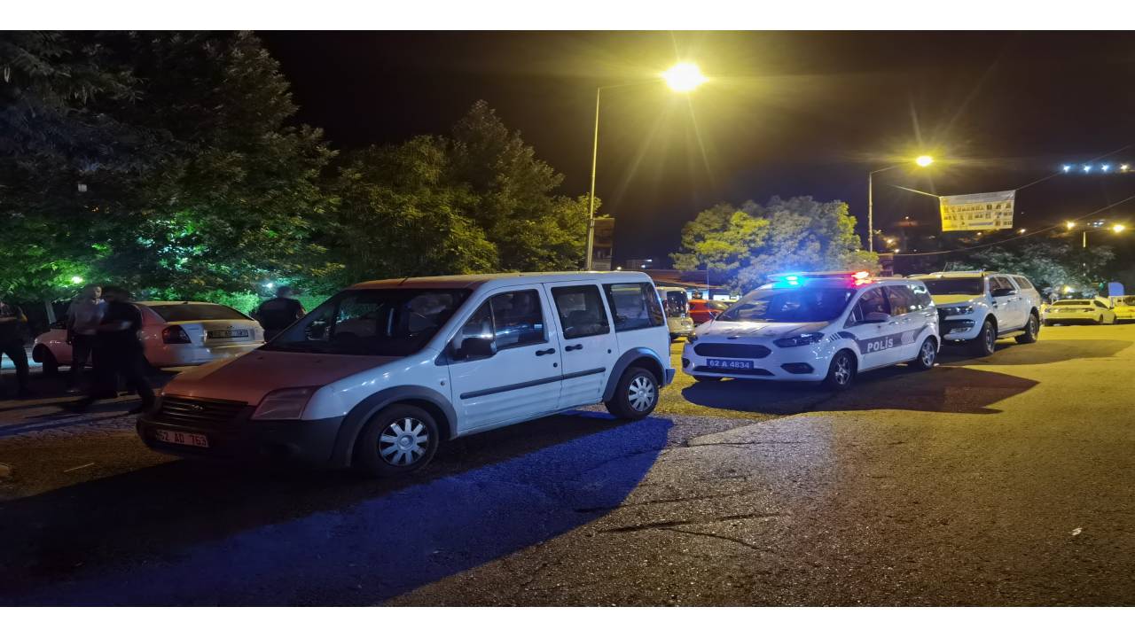 'çevreyi Kirletmeyin' Uyarısında Bulundular, Bıçakla Yaralandılar