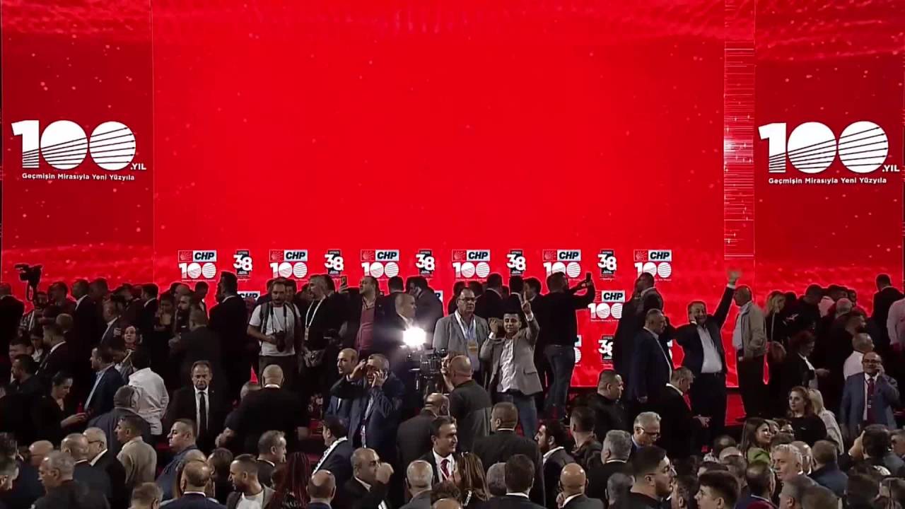 Chp Kurultayı’nda Genel Başkanlık Seçimi, İkinci Tura Kaldı