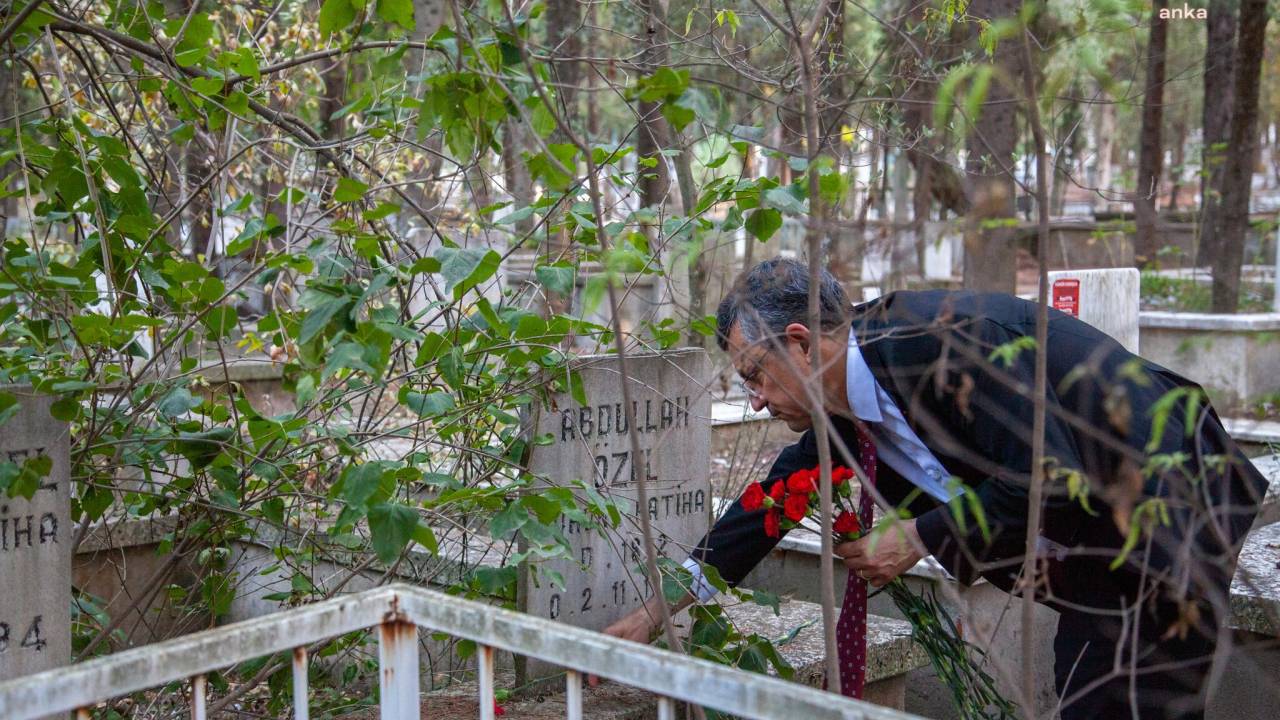 Özgür Özel, Manisa'da Aile Büyüklerinin Mezarlarını Ziyaret Etti