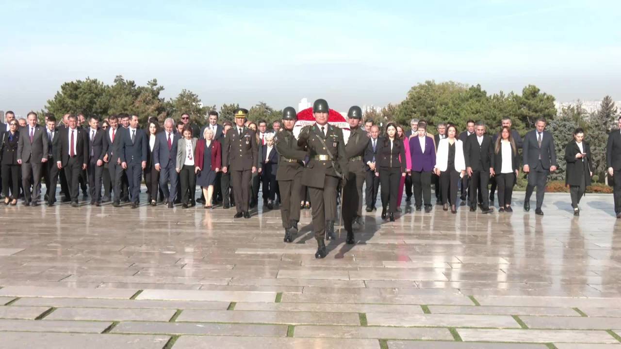 Chp Genel Başkanı Özel, Chp Pm Ve Ydk Üyeleri İle Birlikte Anıtkabir’i Ziyaret Etti