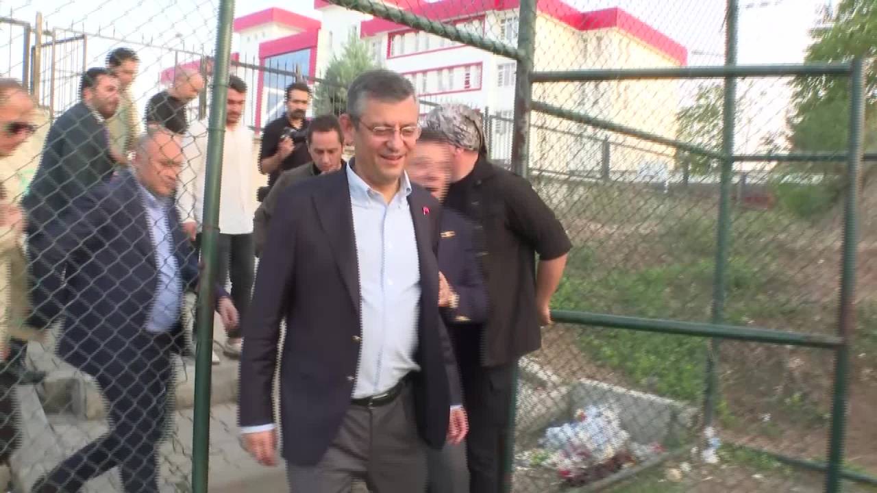 Özgür Özel Ve Ekrem İmamoğlu Osmaniye’de Çocuklarla Futbol Oynadı