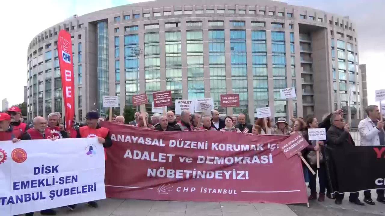 Chp İlçe Örgütleri İstanbul Adliyesi'nde "adalet Ve Demokrasi Nöbeti"ne Bugün De Devam Etti