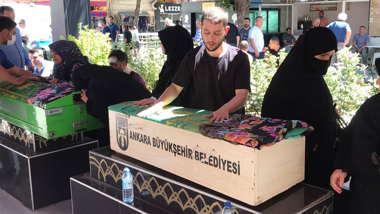 Yaralandığı Kazada Ölen Öğretmen Eşi İle 5 Yaşındaki Kızının Cenazesine Katıldı