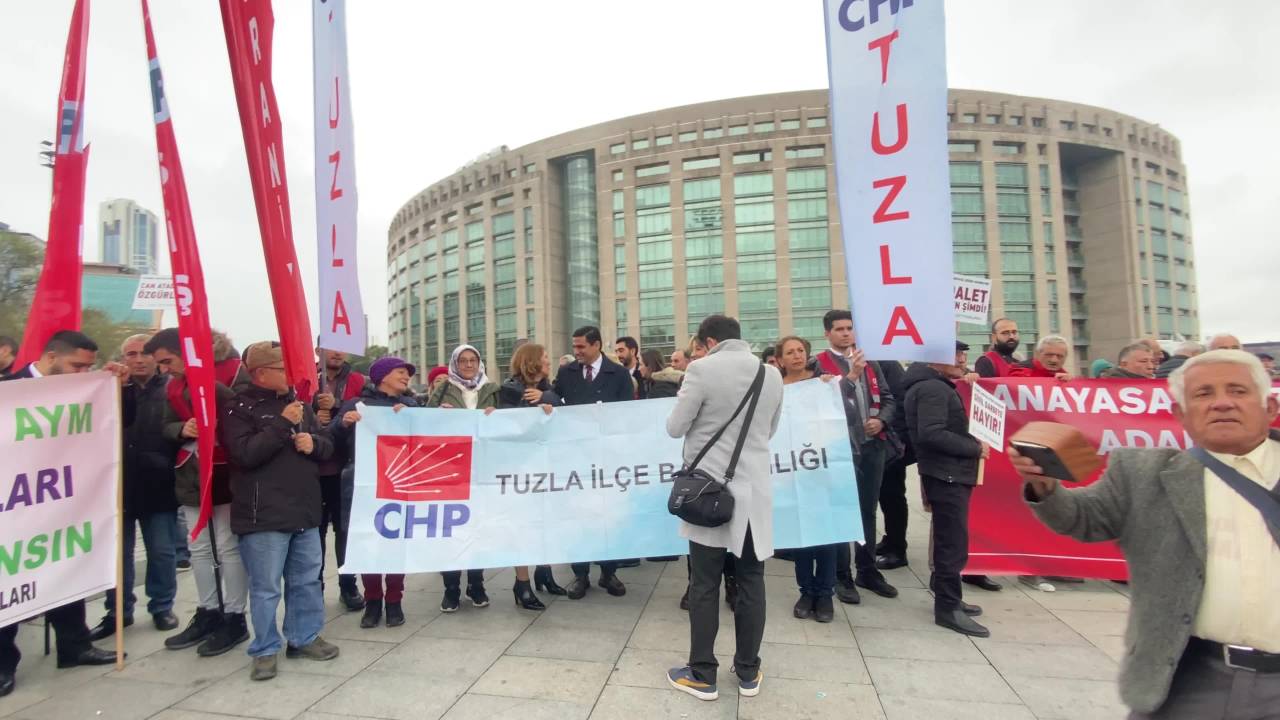 Chp, İstanbul Adliyesi'nin Önündeki “Adalet Ve Demokrasi Nöbeti”ni Bugün De Sürdürdü