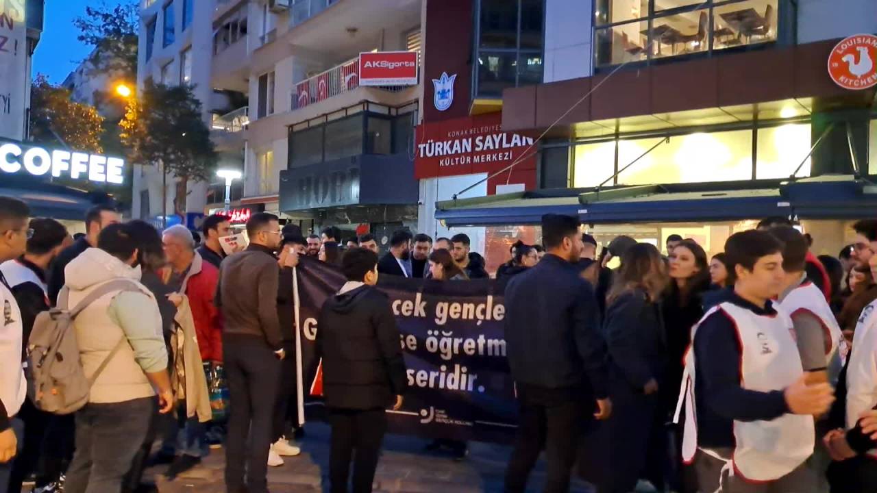 Chp İzmir İl Gençlik Kolları, 24 Kasım Öğretmenler Günü’nde Atanamadığı İçin İntihar Eden Öğretmenleri Andı