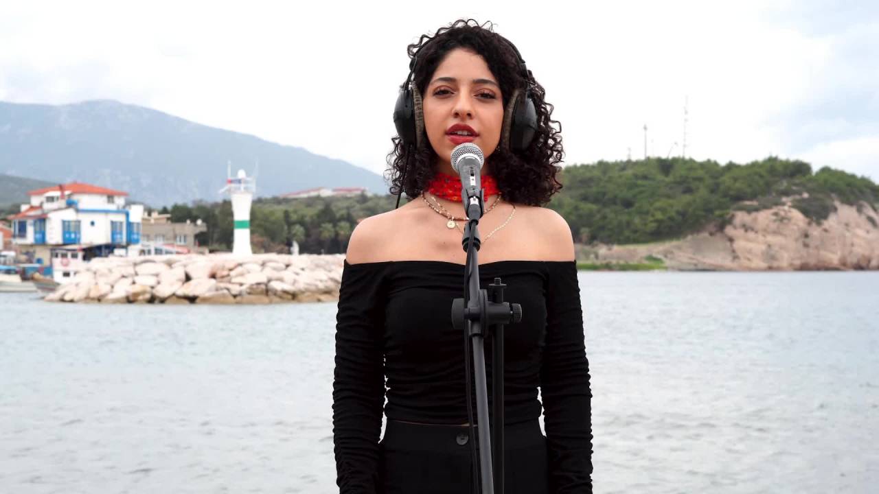 Chp İzmir’den 30 Kadın "Güzel Ve Güçlü Kadın"' Şarkısını Seslendirdi