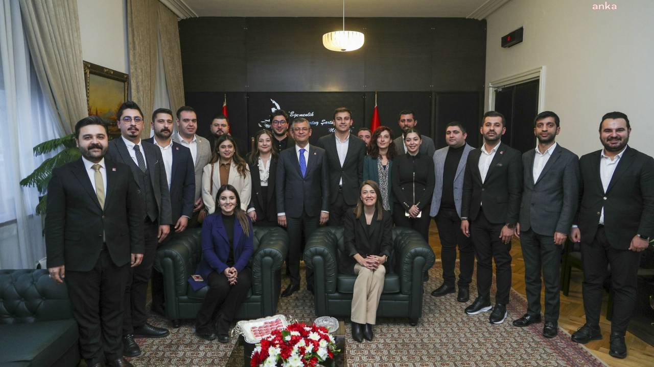 Özgür Özel, Gençlik Kolları Genel Başkanı Killik Ve Gençlik Kolları Myk Üyeleriylı Bir Araya Geldi