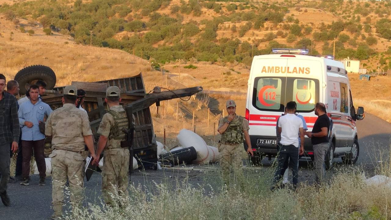 Traktörün Saman Yüklü Römorku Devrildi: 2 Yaralı