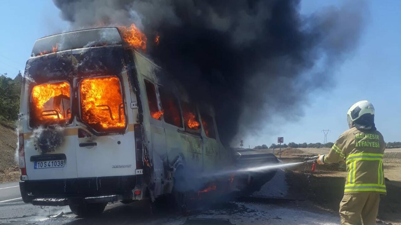 İşçi Servis Minibüsü Alev Alev Yandı