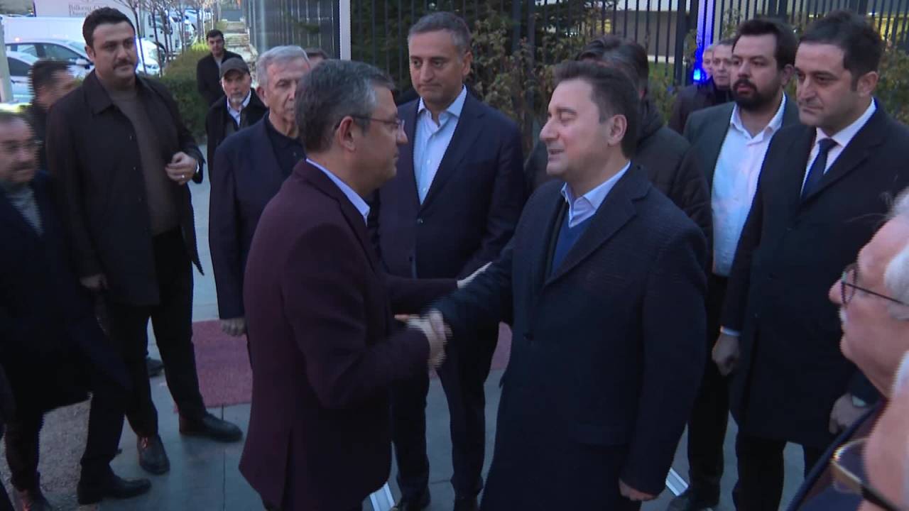 Özgür Özel, Annesini Kaybeden Ali Babacan’a Taziye Ziyaretinde Bulundu