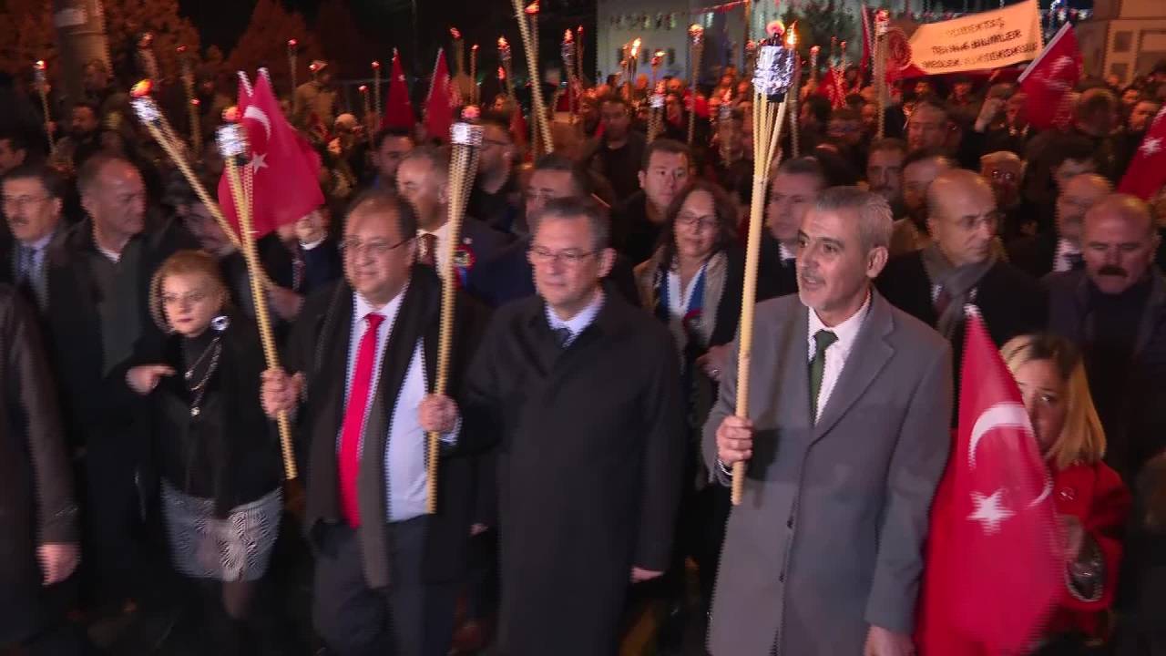 Özgür Özel, Hacıbektaş'ta Meşaleli Yürüyüşe Katıldı; Atatürk Evi'ni Ziyaret Etti