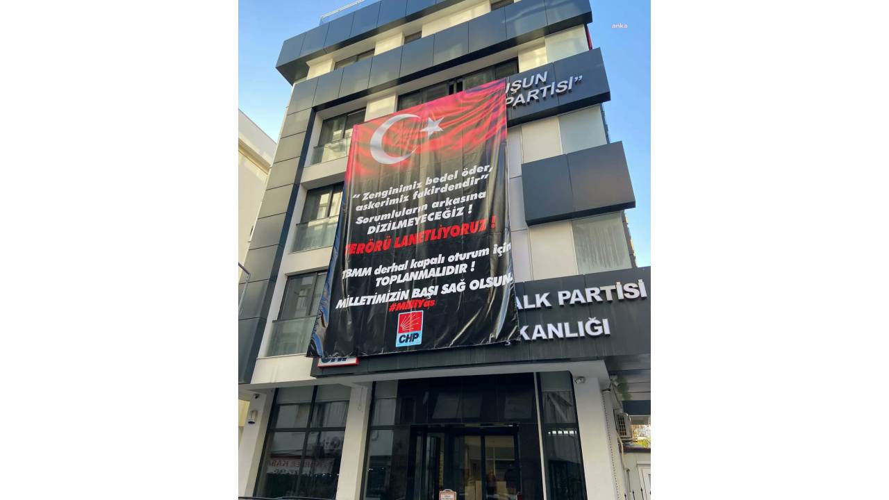 Chp İzmir İl Binasına “Terörü Lanetliyoruz” Pankartı Asıldı