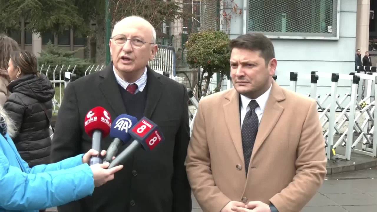 Chp’li Utku Çakırözer Ve Turan Taşkın Özer; Sıhhiye Adliyesi Önünde… Çakırözer: “Milliyetçilik Suç Değildir”