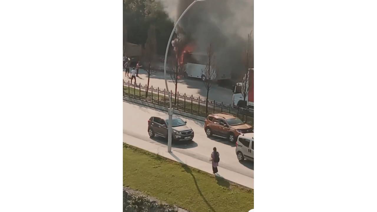 Sultangazi'de Park Halindeki Midibüs Yandı