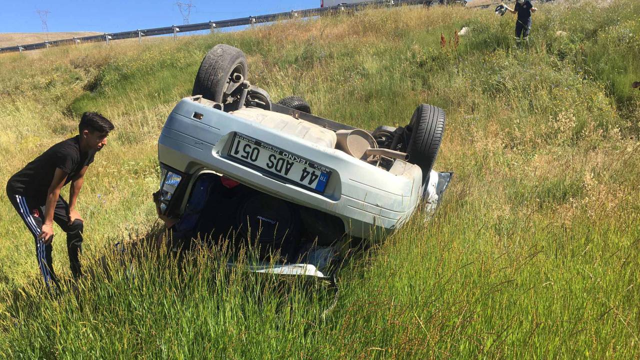 Devrilen Otomobilin Sürücüsü Öldü, 2 Kişi Yaralandı