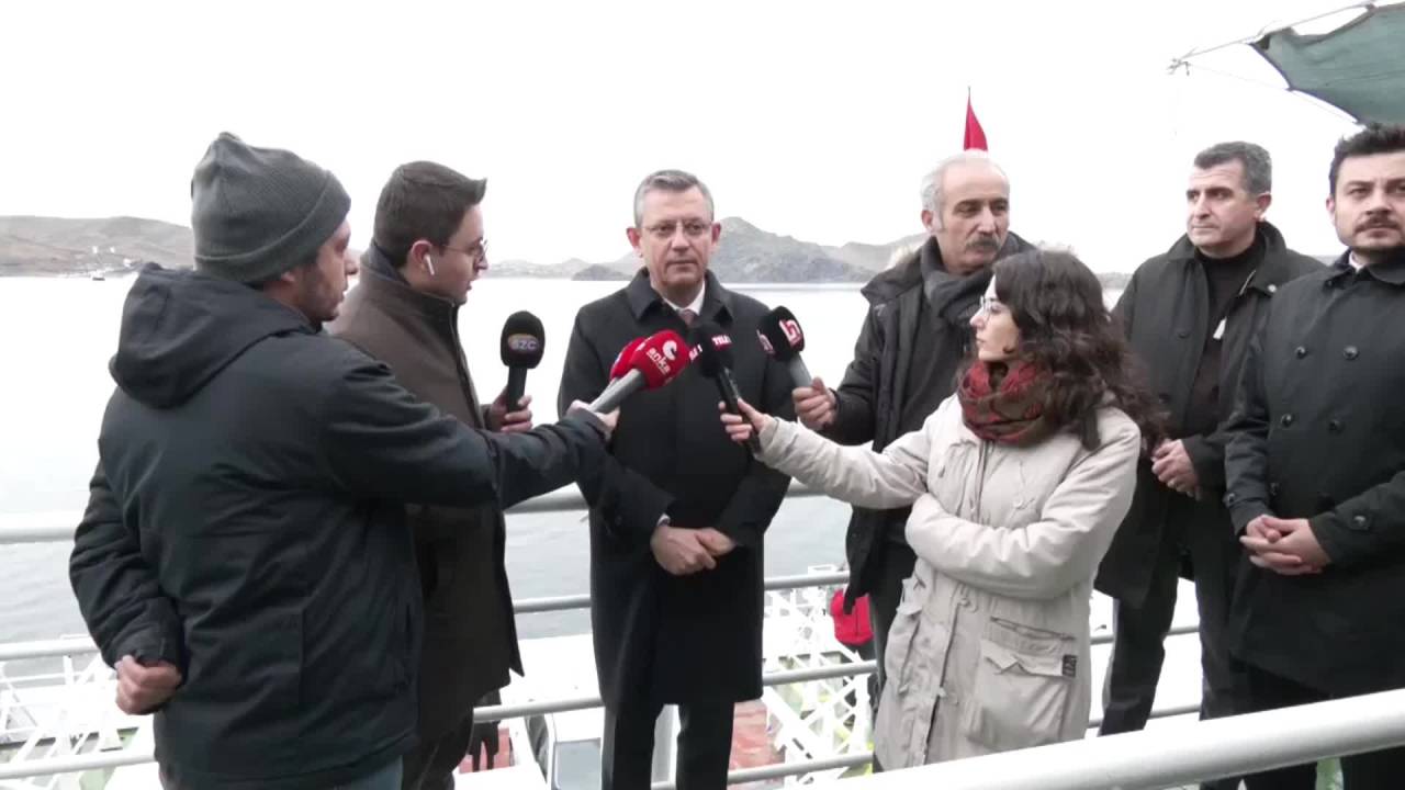 Özgür Özel: “Demokrasilerde Merkez Bankası Başkanları Saray Entrikalarıyla Değiştirilmez”