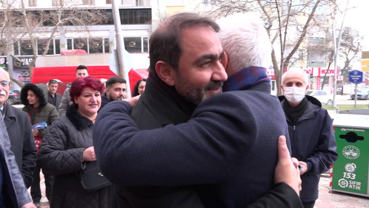 Elazığ'da Saha Çalışması Sırasında Karşılaşan Mhp Ve Chp Belediye Başkan Adayları Arasında Sıcak Diyalog