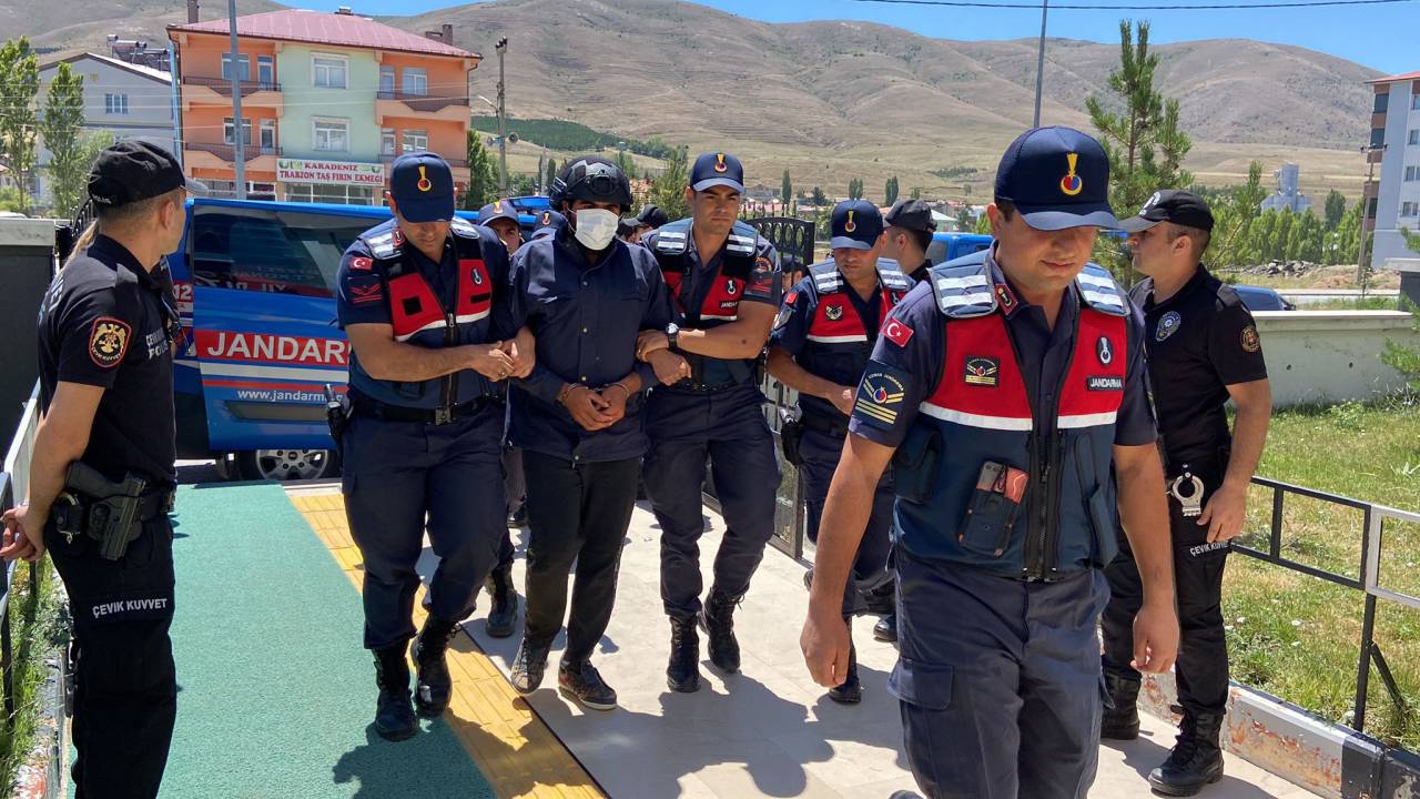 Hırsız Sandığı 3 Kişiyi Öldüren Çoban Adliyede