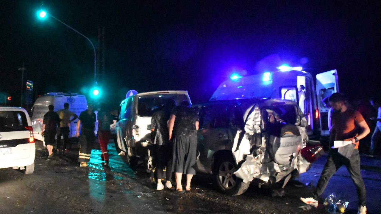 Kontrolden Çıkan Tır Kırmızı Işıktaki Araçlara Çarptı: 12 Yaralı