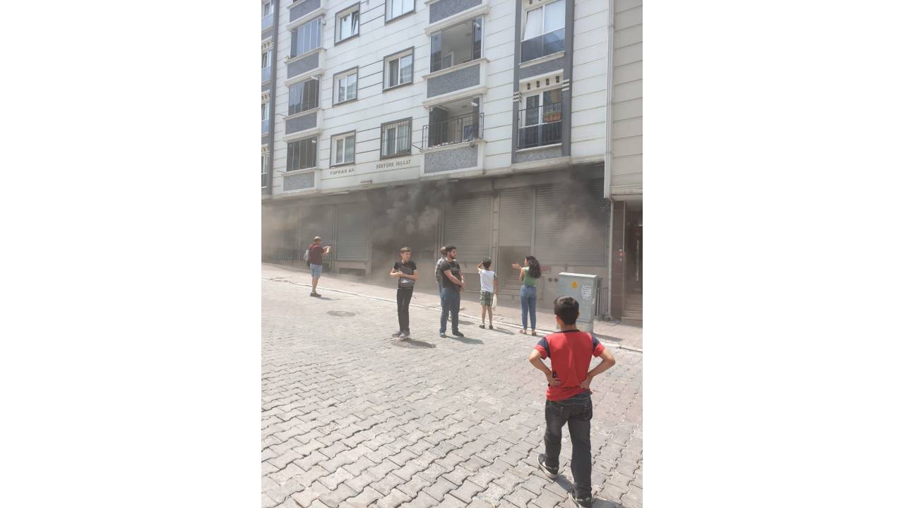 Esenyurt'taki Yangında 4 Katlı Binayı Dumanlar Sardı