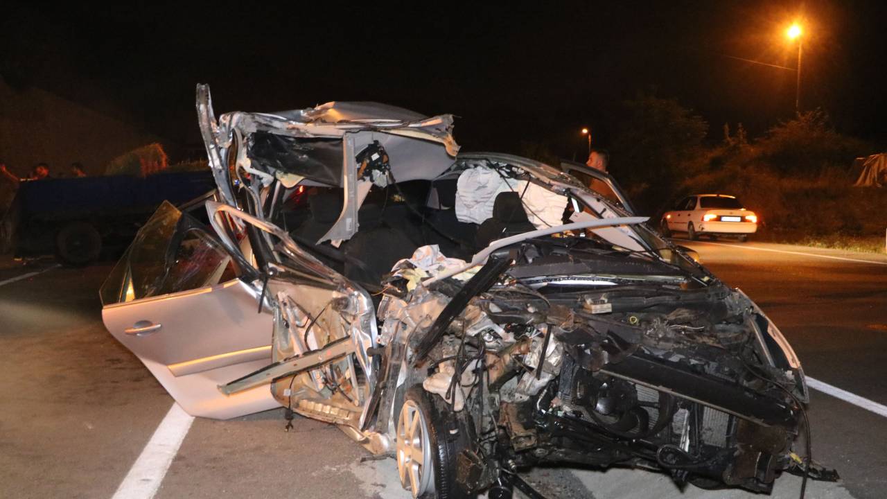 Alkollü Sürücünün Kullandığı Otomobil Traktöre Çarptı: 1 Ölü, 7 Yaralı