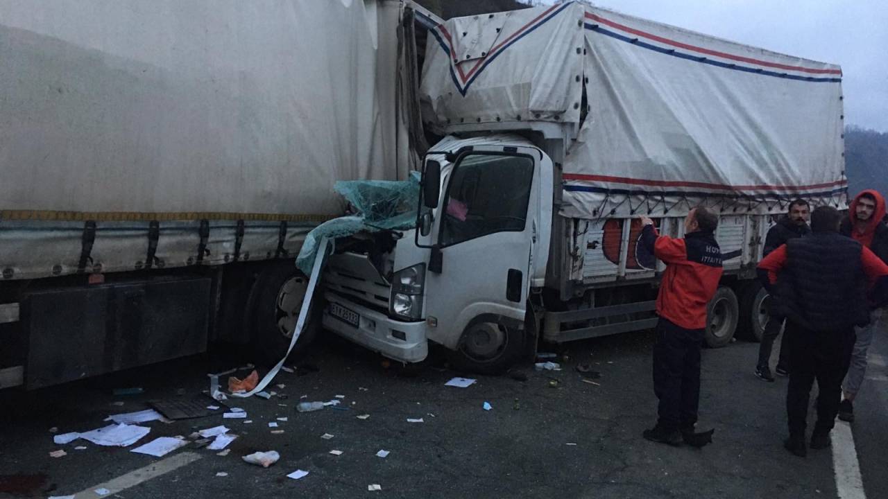 Artvin Hopa’da Sebze Yüklü Kamyonet Tıra Çarptı…