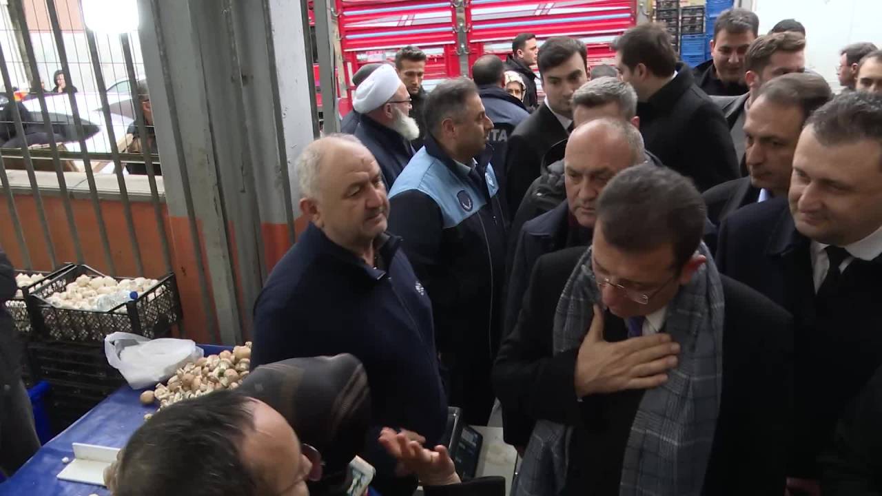 İmamoğlu Bağcılar’da Pazar Ziyareti Gerçekleştirdi, Vatandaş: "Emekli Aç, İşçi Aç, Herkes Perişan"