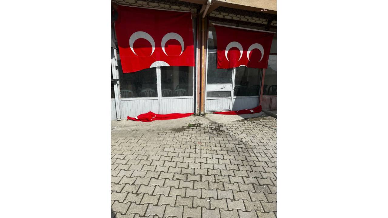 Mhp Seçim Bürosunun Bayrakları Yırtıldı, Cama Çarpı İşareti Yapıldı