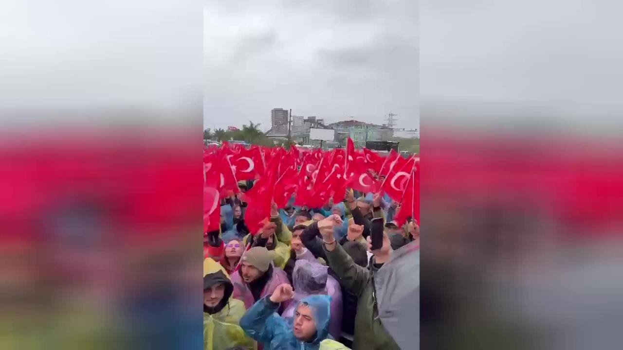 Hatay’da Vatandaşlardan Chp İl Başkanlığı Önünde Lütfü Savaş'a Destek