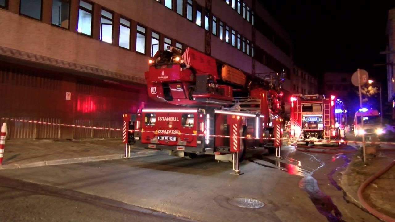 Bayrampaşa'da Ayakkabı İmalathanesinde Yangın Çıktı