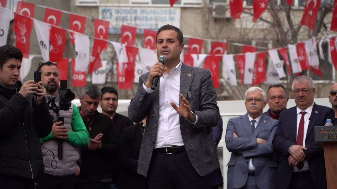 Ahmet Akın, Edremitlilere Seslendi: “Bütün Oyları İstiyorum”