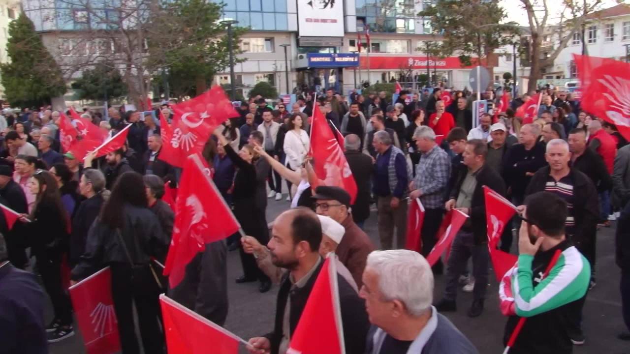 Cemil Tugay, Rakibi Akp"li Başkan Adayını İşaret Etti:  "Parti Logolarını Kullanmıyorlar Çünkü Utanıyorlar"