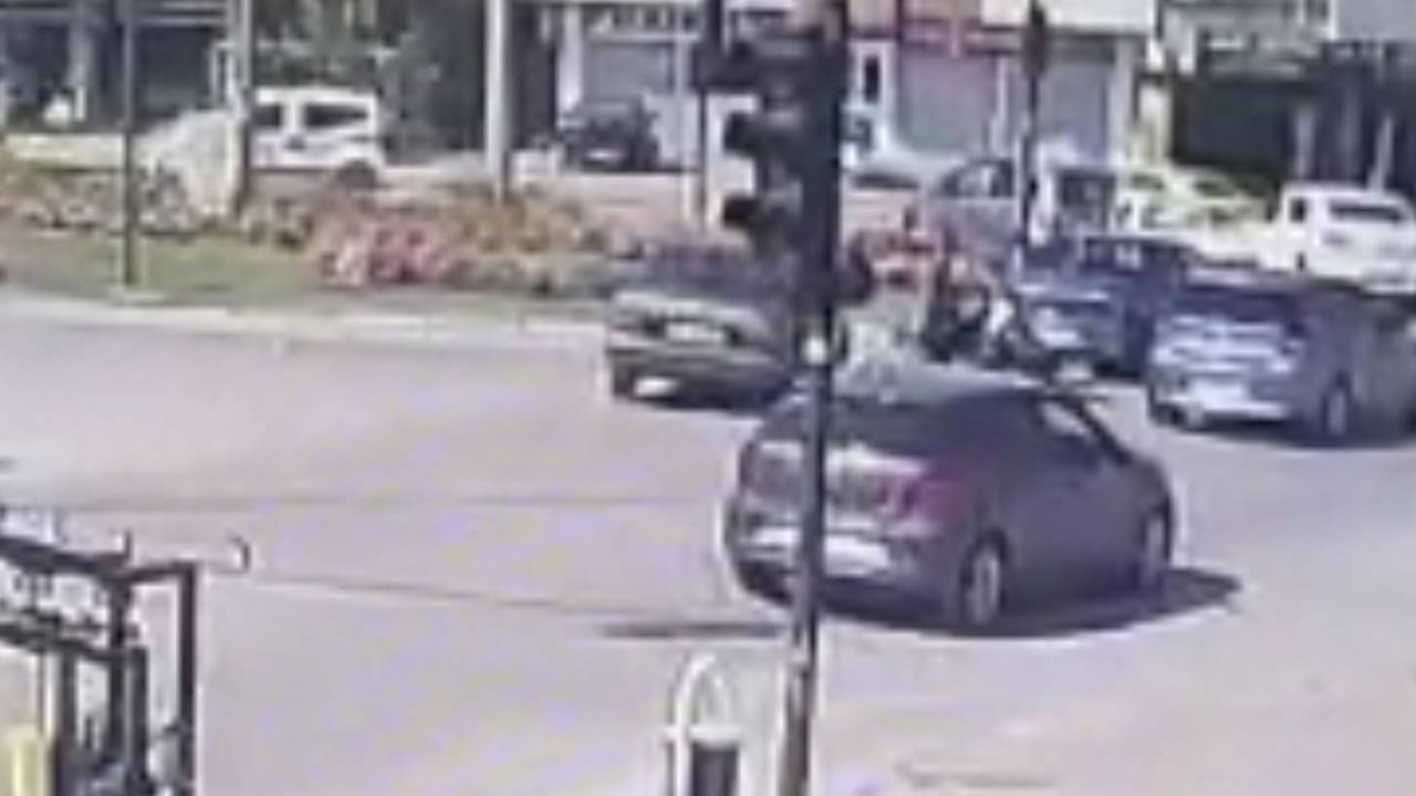 Otomobilin Çarptığı Motosikletin Sürücüsü Yaralandı; O Anlar Kamerada