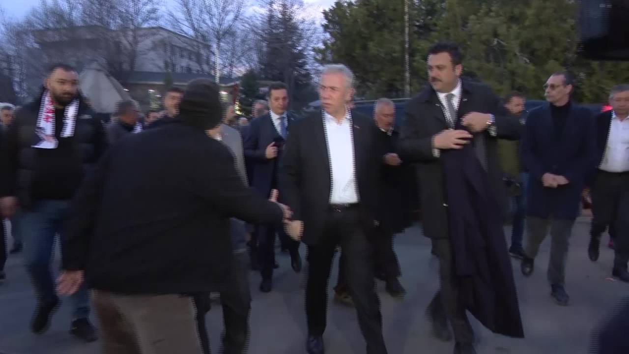 Mansur Yavaş, Toptancı Hali'nde Esnafla Buluşarak Pazarcılara 'Hayırlı İşler' Diledi