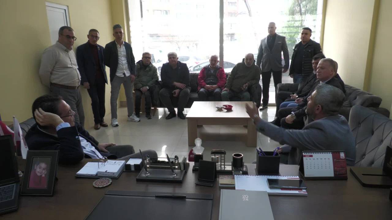 Chp Genel Başkan Yardımcısı Yankı Bağcıoğlu, İzmir'de Şehit Aileleri Ve Gaziler Derneğini Ziyaret Etti