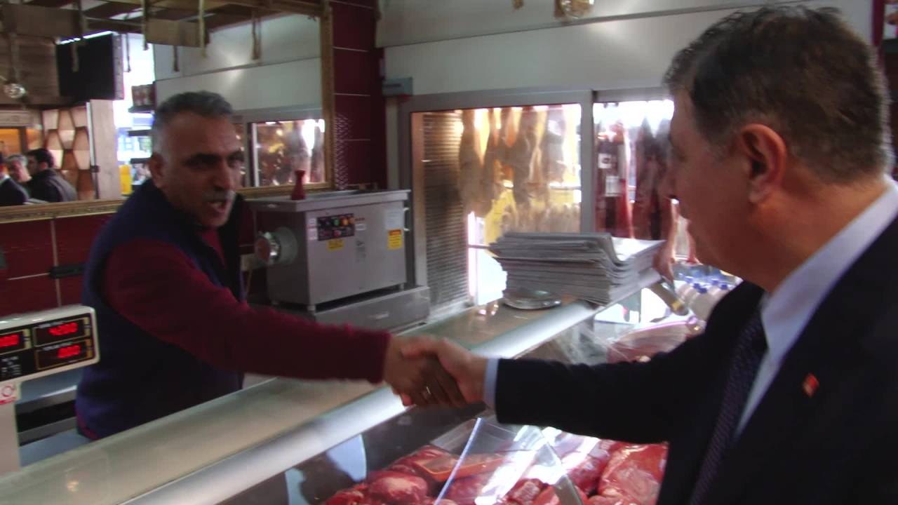 Cemil Tugay Akp'den İstifa Edip Chp'ye Geçenlere Parti Rozeti Taktı