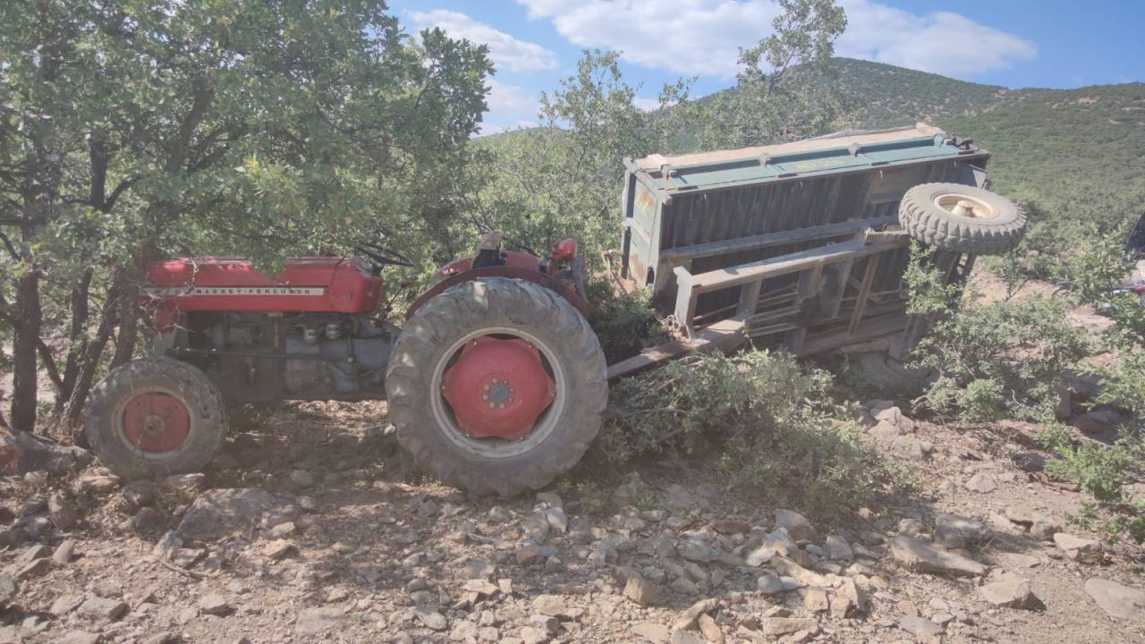 Şarampole Devrilen Traktörün Sürücüsü Yaralandı, Eşi Öldü