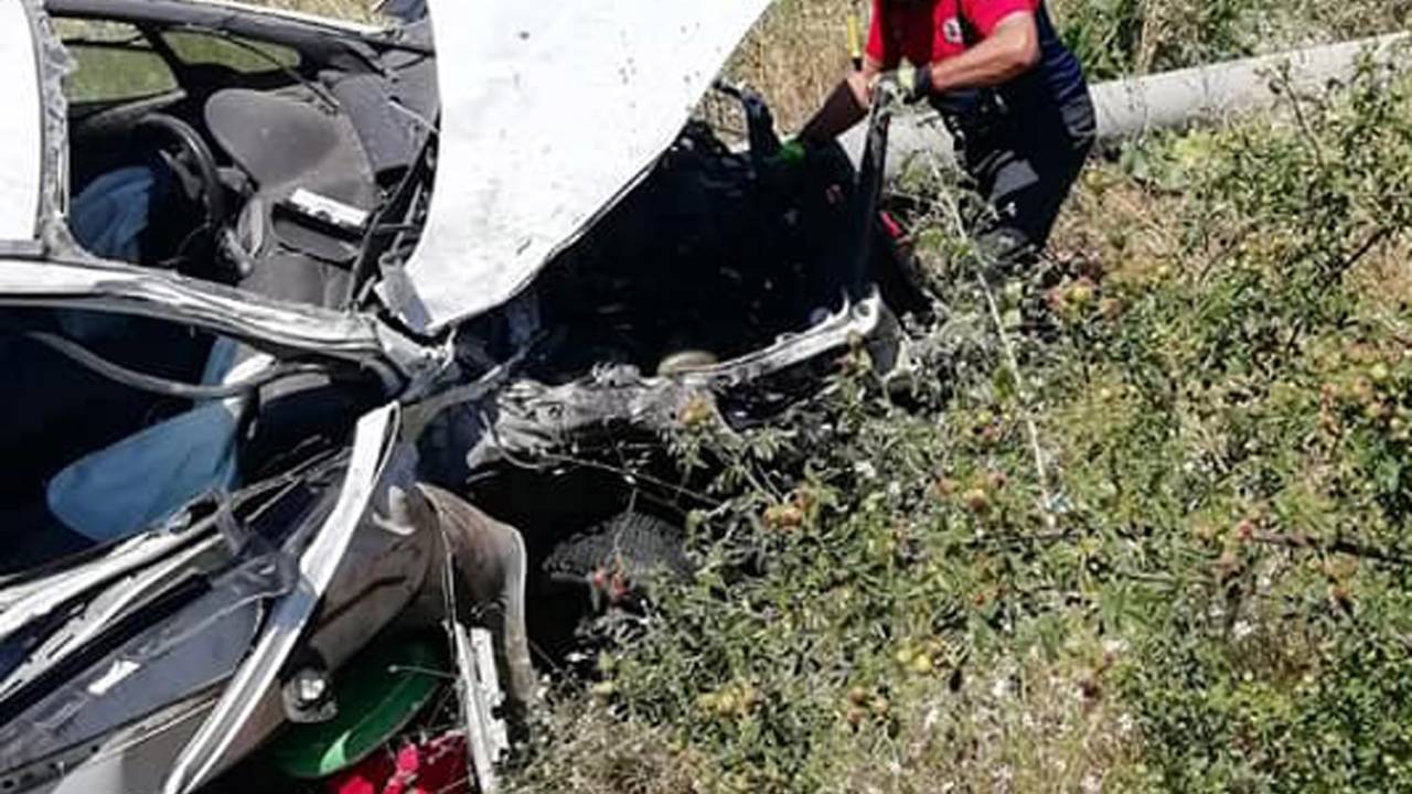 Otomobil, Elektrik Direğine Çarptıktan Sonra Şarampole Yuvarlandı: 2 Ölü, 1 Yaralı