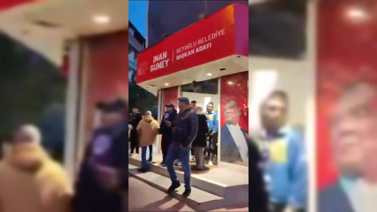 Akp'li Bir Grup Chp'nin Seçim Ofisine Girip "Erdoğan" Sloganı Attı