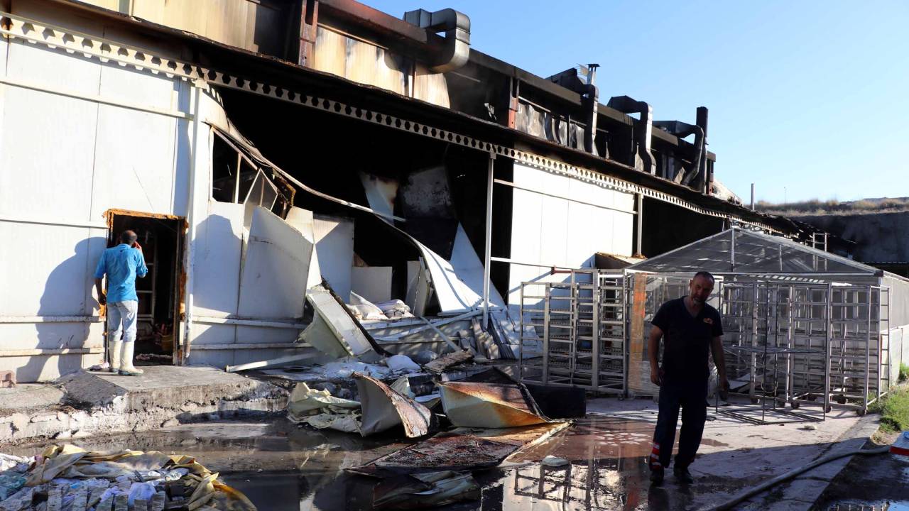 Sucuk İmalatı Yapılan Fabrikada Çıkan Yangın Söndürüldü