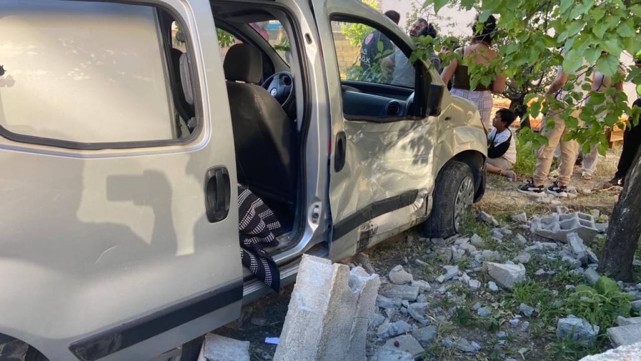 Kaza Yapan Aracın Çarptığı Bahçe Duvarı Çocuğun Üzerine Devrildi: 3 Yaralı