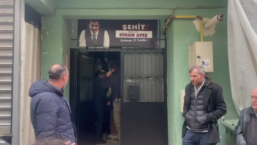 Akşener, Sinan Ateş'in Babası Musa Ateş'in Evine Taziye Ziyaretinde Bulundu