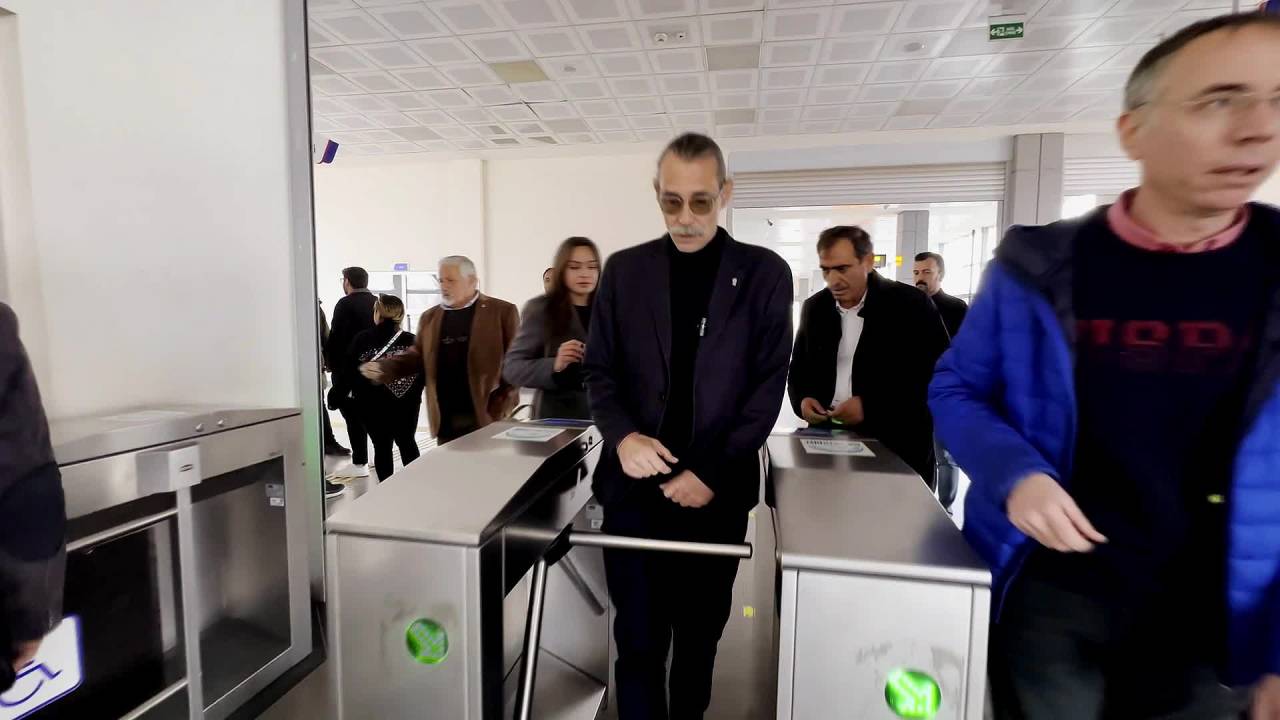 Chp Etimesgut Belediye Başkanı Adayı Erdal Beşikçioğlu, Eryaman Metrosunda Yurttaşlarla Buluştu