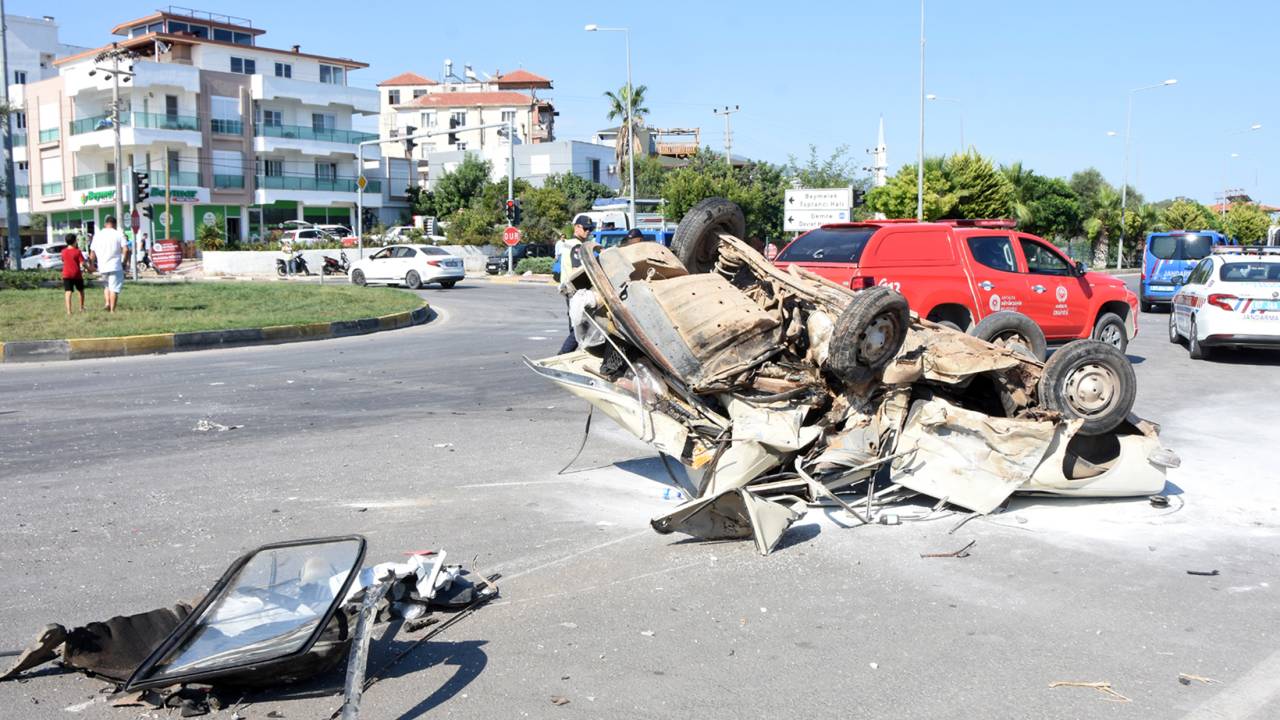 Antalya'da Kavşakta Kaza: 1 Ölü, 3 Yaralı